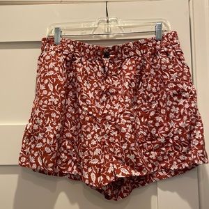 Madewell print shorts with zip fly, button closure and elastic waist.